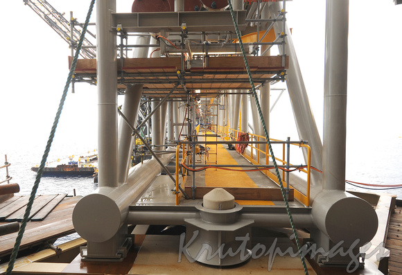 Bridge installation betwen two platforms on Bass Strait