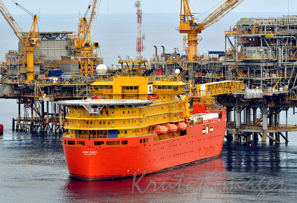 The Edda Fides work vessel with crossover bridge sits between Marlin A and B platforms on Bass Strait