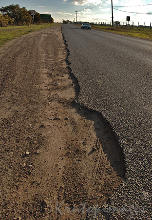Victorian roads poor standards and consistency potholes and collapsing edges-2