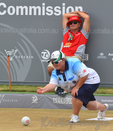 Bowls Australia -female bowler in action