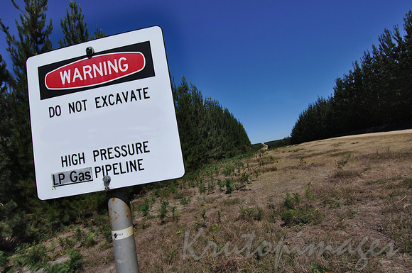 warning sign re no excavating because of underground high pressure gas pipeline