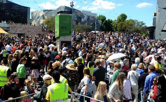 Queen visit crowd at Federation Square26-10-2011