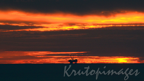 West Tuna platform in Bass Strait silhouetted against a dramatic sunset_2603
