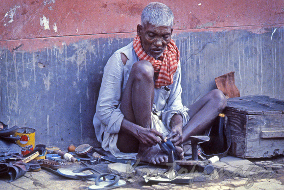 India-shoemaker & peddler works on the streets of Calcutta-1985