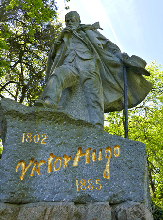 Guernsey-Statue of Victor Hugo in park00330
