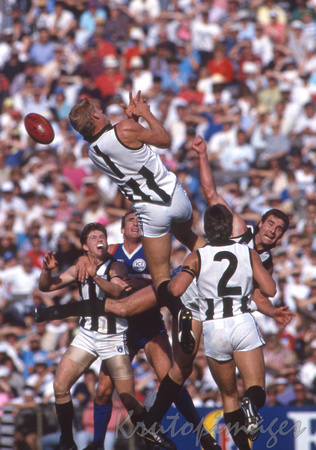 Australian Rules- Monkhorst-Collingwood misses a chest mark in the AFL finals vs Footscray