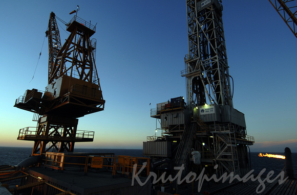 Offshore rig and crane