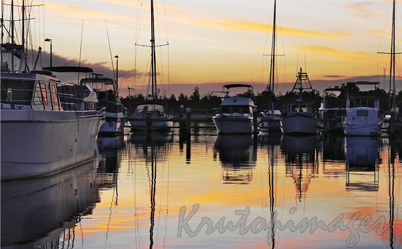 moored boats at sunset in Lakes Entrance em
