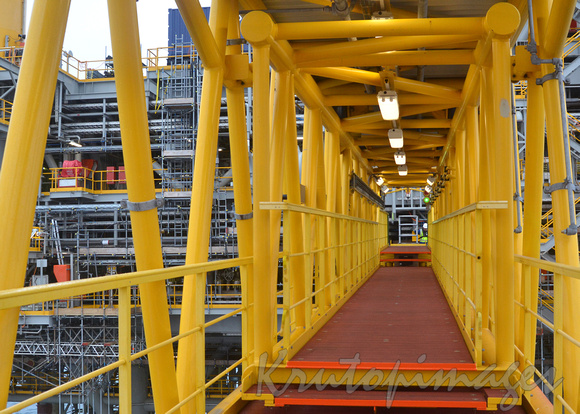 crossover bridge from support vessel to offshore platform
