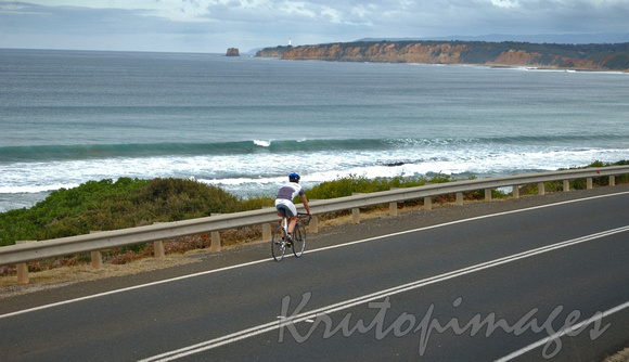 Great Ocean road -lone cyclist