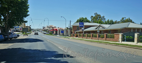Road into Gundagai NSW-719