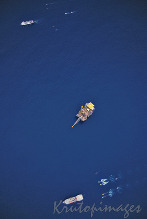 Seismic vessels work the patch around a platform -Bass Strait-008