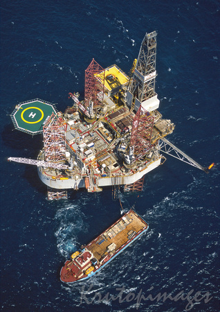Monitor semi submersible drilling rig over Bass Strait Platform