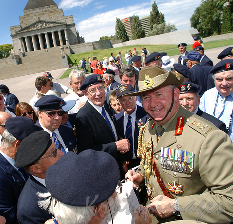General Cosgrove -at the Melbourne Shrine of remembrance