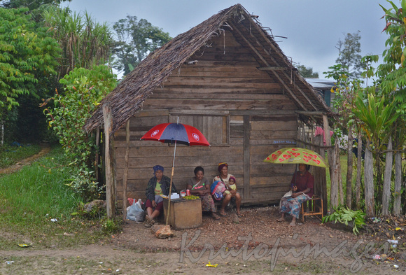 Huli village locals on a balmy hot day in Papua New Guinea