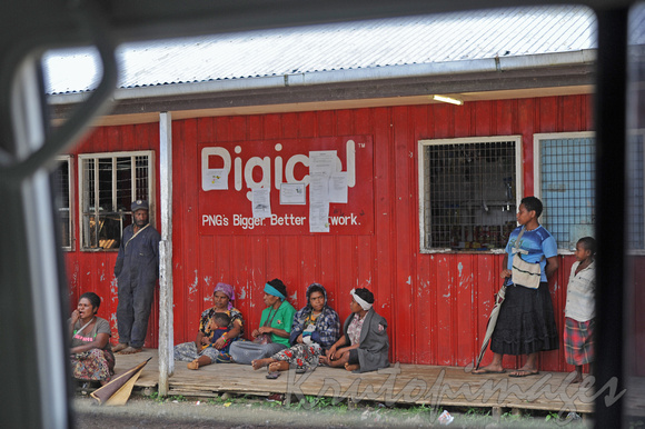 PNG-view from a vehicle in the Papua New Guinea Highland village.