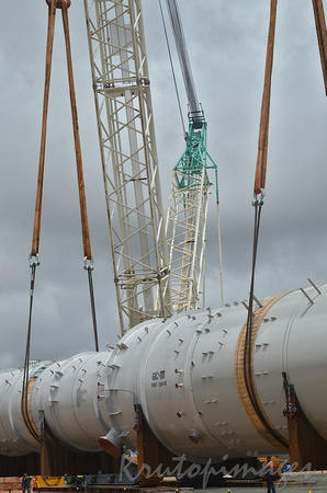Heavy lift of a 122,000kg vessel at a Victorian refinery