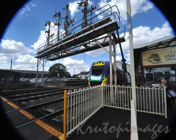 VLine crossing-Ballarat Victoria_9167