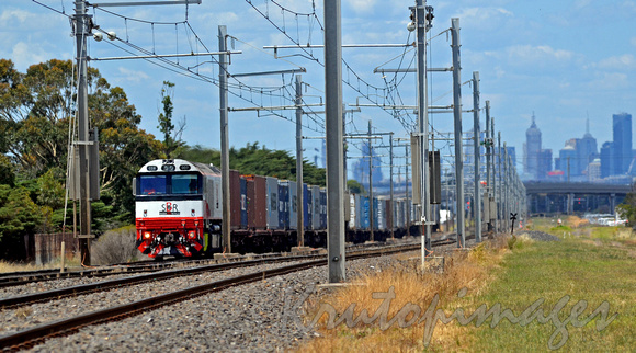 Vline train leaves Melbourne
