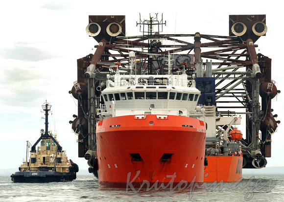 Pacific Buccaneer and Swan Dockwise with Marlin B strut