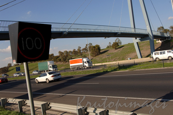 MElbourne freeway showing a 100km speed sign close up