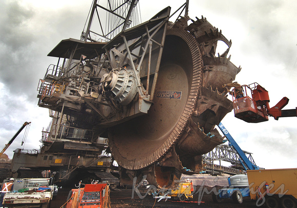 upgrading buckets and teeth on a Coal mine dredge-Loy Yang Power station